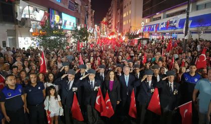 Karşıyaka’da 9 Eylül coşkusu sokakları kırmızı beyaza bürüdü