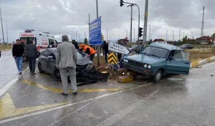 Kavşakta saniyeler içinde facia: 2 ölü, 8 yaralı!