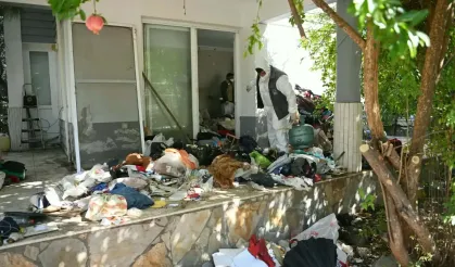 Kuşadası'nda 3 katlı evden 6 kamyon çöp çıktı