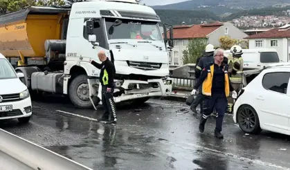 Kütahya'da 5 aracın karıştığı zincirleme kaza: 1 yaralı