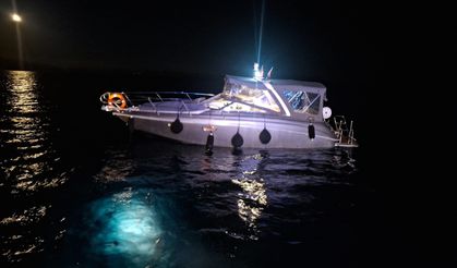 Muğla'da kayalıklara çarpan teknedeki 2 kişi kurtarıldı