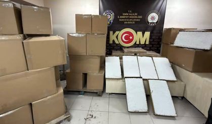 Minibüsü mobil depoya çevirdiler: 1,1 milyon kaçak makaron ele geçirildi!