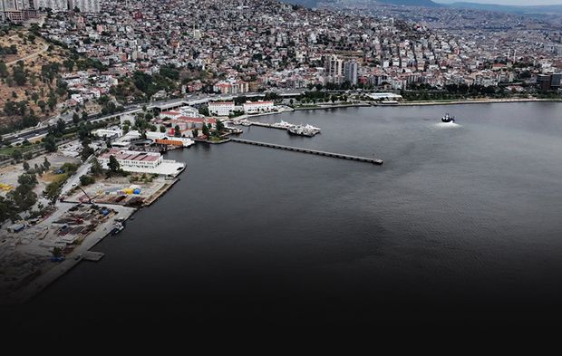 İzmir Körfezi karalara büründü