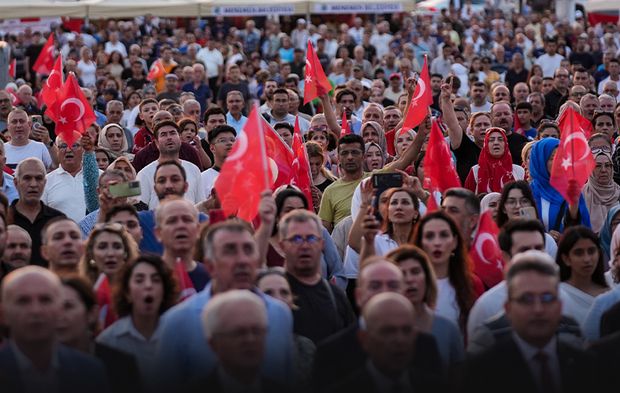 İzmir’de 15 Temmuz unutulmadı... Binlerce kişi meydanda buluştu!