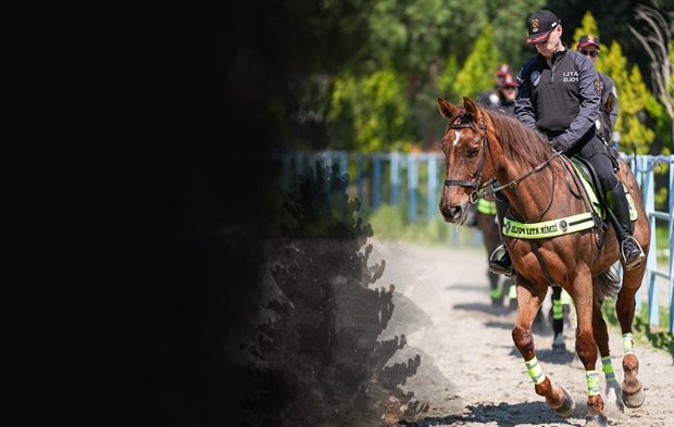 İzmir'in sahil şeridi atlı polislere emanet