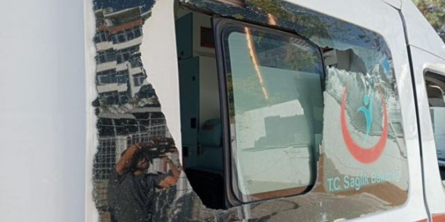 Sağlık görevlisini darbedip ambulansın camını kırdı