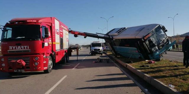 Kahramanmaraş'ta halk otobüsü, aydınlatma direğine çarptı: 12 yaralı