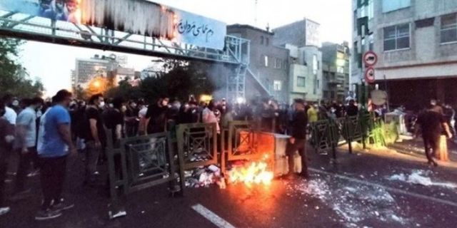 İran'da, protestocular yeniden sokaklarda!