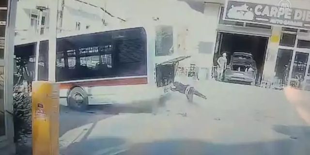 İzmir'de korku dolu anlar! Hareket eden otobüsü durdurmaya çalıştı... Kadın şoför yaralandı