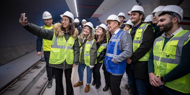 Başkan Soyer İzmir’in yeni metrosunda üniversite öğrencileriyle buluştu
