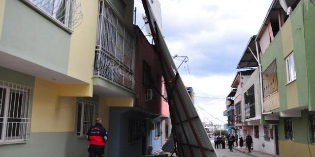 Manisa'da rüzgarın çatı uçurdu