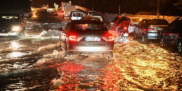 İzmir'de sağanak yağış hayatı felç etti! Sürücülere zor anlar yaşattı
