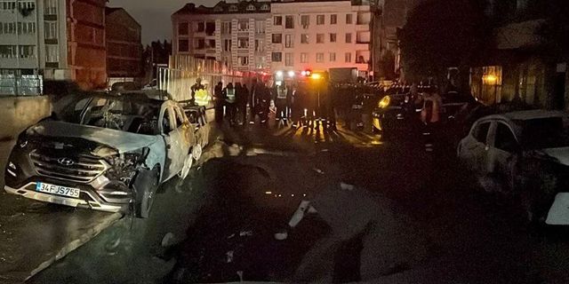 Zeytinburnu'nda doğalgaz borusu patladı: Yol çöktü, 4 araç yandı