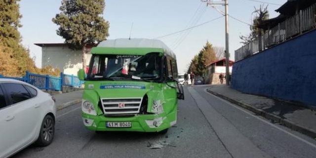 İki yolcu minibüsü çarpıştı: 11 yaralı