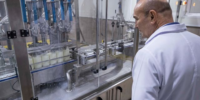 Düğmeye Başkan Soyer bastı... Bayındır Süt İşleme Fabrikası’nda test üretimi başladı