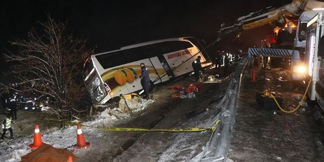 Yolcu otobüsü şarampole devrildi: 4 ölü