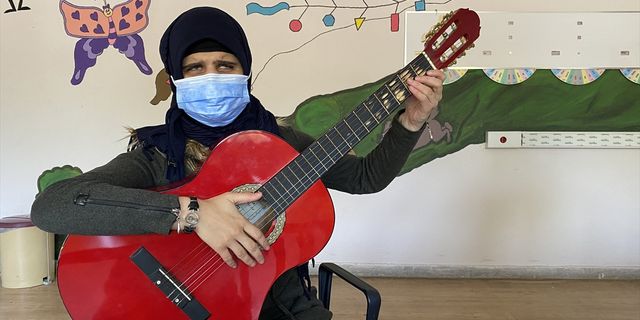 Görme engelli öğretmen zihinsel engelli öğrencilerine gitarı ve şarkılarıyla ulaşıyor