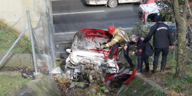 Ataşehir'de otomobil hurdaya döndü: Araçtan burnu bile kanamadan çıktı