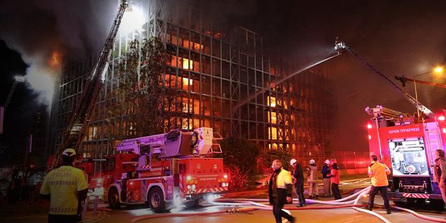 İzmir İtfaiyesi, 200’ü aşkın personelle yangına müdahale etti... 10 kişiyi hayata bağladılar