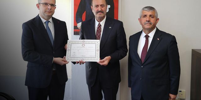 MHP'li Osmanağaoğlu mazbatasını aldı... Aynı kararlılıkla çalışmaya devam edeceğiz!
