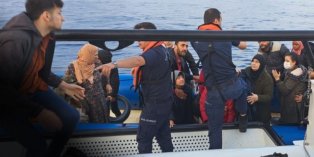 İzmir açıklarında 85 düzensiz göçmen yakalandı