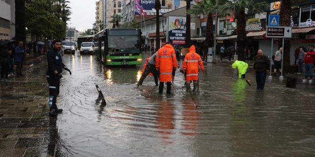 Mazgallar tıkandı, cadde ve sokaklar suyla doldu