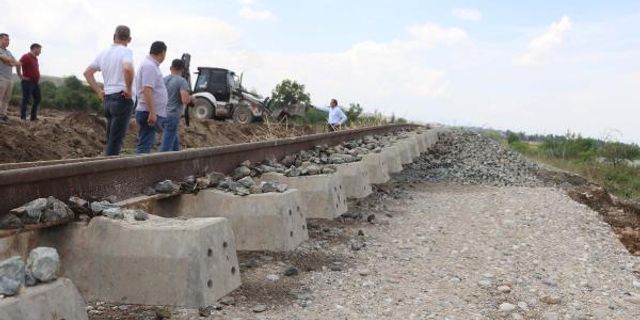 Selde tren hattı hasar gördü, olası faciayı vatandaşlar önledi