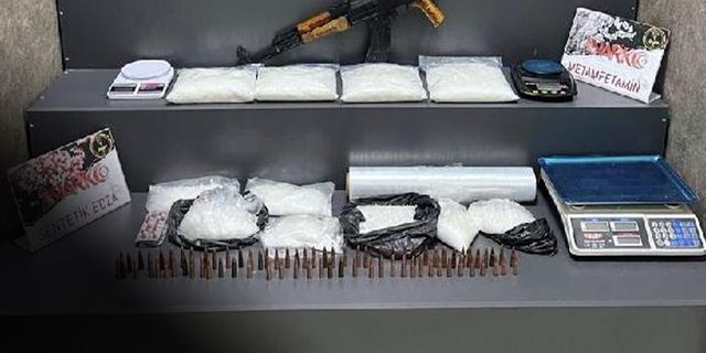 İzmir Narkotik’ten zehir tacirlerine dev operasyon... Kilolarca sentetik uyuşturucu ele geçirildi