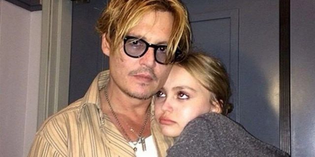 Johnny Depp müstehcen sahneleri nedeniyle eleştirilen kızı Lily-Rose'u savundu