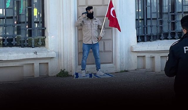 Elinde bayrakla başına tabanca dayadı... İzmir'de silahlı İsrail protestosu!