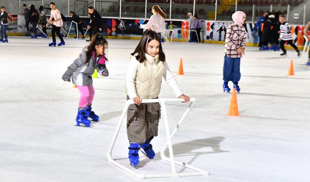 Aşık Veysel Buz Sporları Salonu’nda tatil yoğunluğu