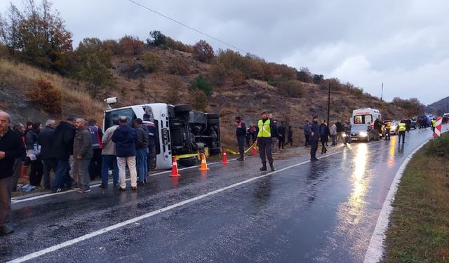 Yolcu otobüsü devrildi... Feci kazada 27 kişi yaralandı!