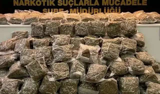 Lastiklerine ateş edilerek durduruldu... 122 kilo 300 gram skunk çıktı