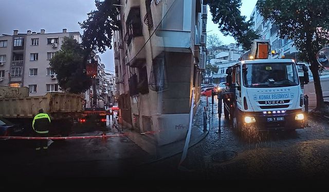 Konak Belediyesi ekipleri teyakkuzda... Fırtınadan yıkılan ağaca müdahale edildi