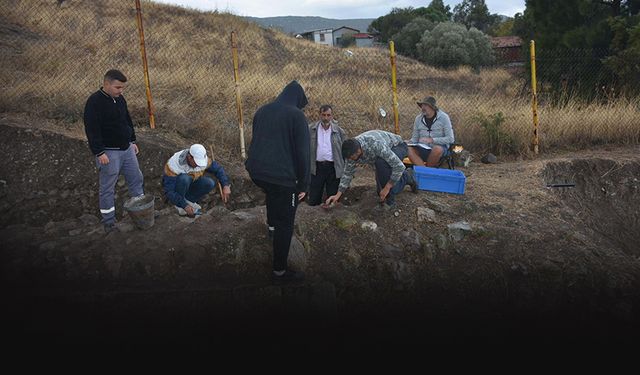 İzmir'de 2 bin 400 yıllık tiyatro ortaya çıkarılıyor