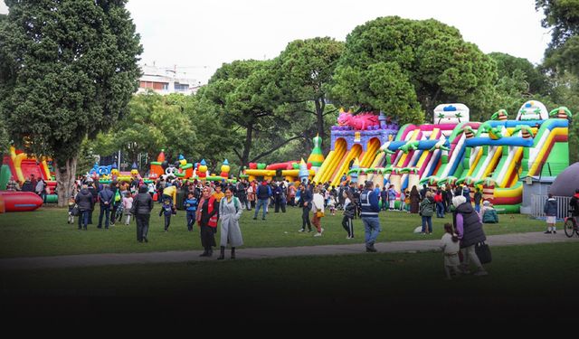 İzmir'de Çocuk Hakları Günü etkinlikleri... Minikler eğlencenin tadını doyasıya çıkardı