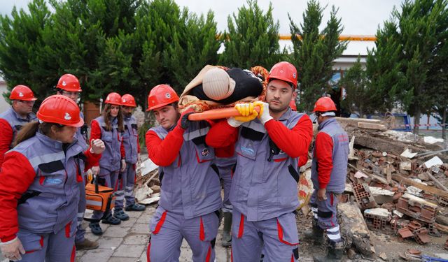 Seferihisar'da gerçeğini aratmayan deprem tatbikatı!