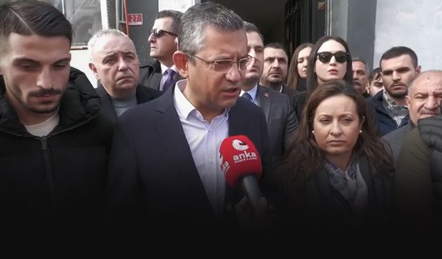 CHP’li Özel, şehit ailesini ziyaret etti... Provokatörler baltayı taşa vurdu