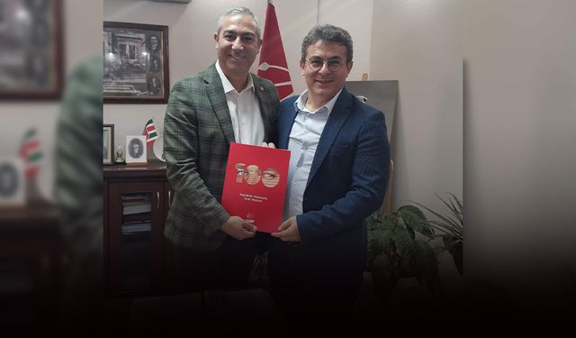 Büyükşehir'in Grup Başkanvekili CHP'li Aydın Karşıyaka için dosyasını verdi