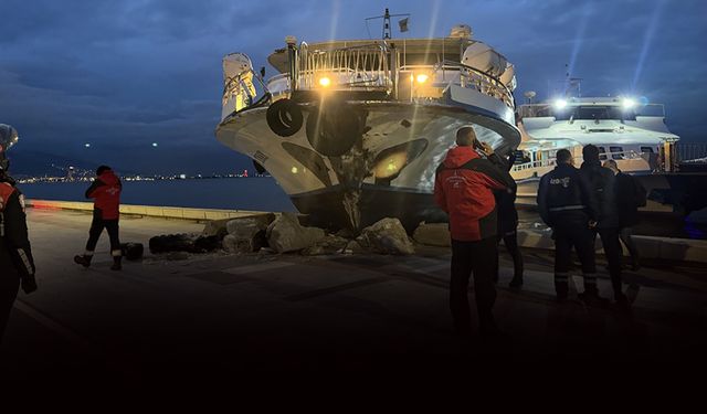 İzmir’de yürekler ağza geldi... Kaptan rahatsızlandı, gemi kıyı şeridine çarptı!