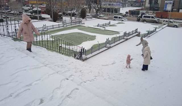 Afyonkarahisar'da kar etkili oluyor