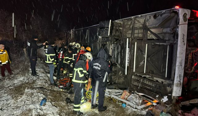 Yolcu otobüsü devrildi... Çok sayıda ölü ve yaralı var!