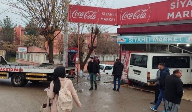 Minibüs markete girdi... 5 öğrenci yaralandı