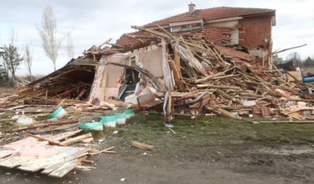 Sinirlenen müşteri iş makinesiyle restoranı yıktı