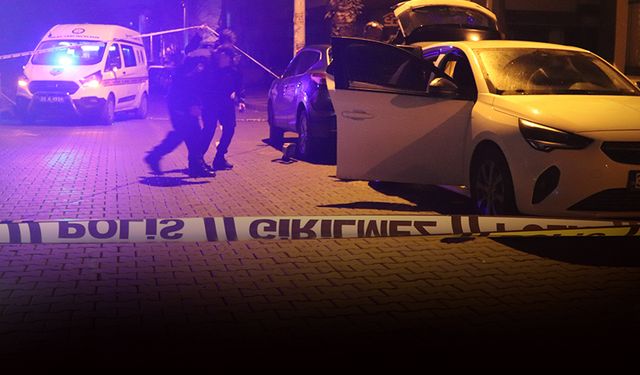 İzmir'de sokak ortasında infaz... 17 yaşındaki genç başından vuruldu!