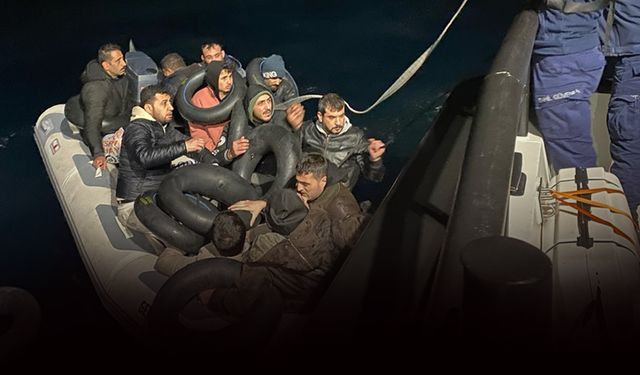 İzmir açıklarında kaçak avı... Lastik botta 39 düzensiz göçmen yakalandı