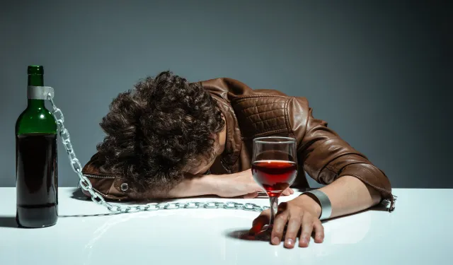 Uzmanından "Aralıklarla alkol tüketen de bağımlı olabilir" uyarısı