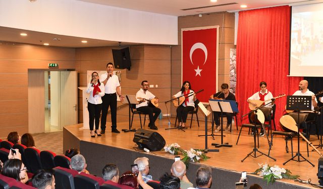 Çiğli'de kursiyerlerden eşişiz bağlama konseri