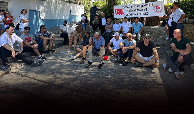 İzmir'de tepki çeken uygulama... Protez bacaklarını çıkarıp eylem yaptılar!