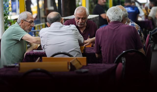 İzmir'de enteresan olay... Kahvehaneyi su bastı ama oyunu bırakamadılar!